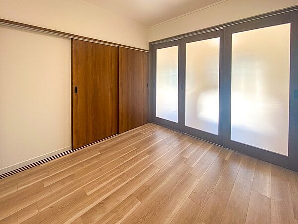 リビングに続く洋室4.5帖のお部屋の3枚引き戸はガラス張りになっており、柔らかい光が差し込みます。