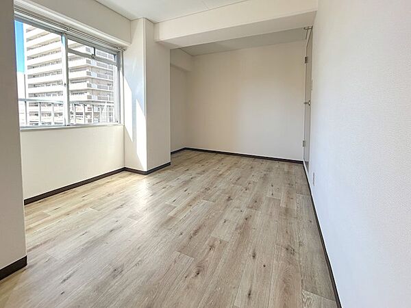 窓があって明るい洋室です