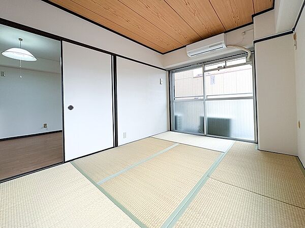 リビング横の和室です。押入れもございます。