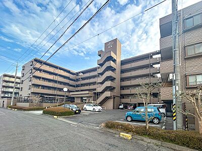 外観：中学校まで徒歩3分、山々の風景が望めるマンションです。