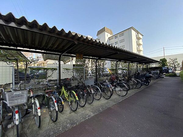 広々とした駐輪場。お写真は一部ですが他にもスペースがございます。