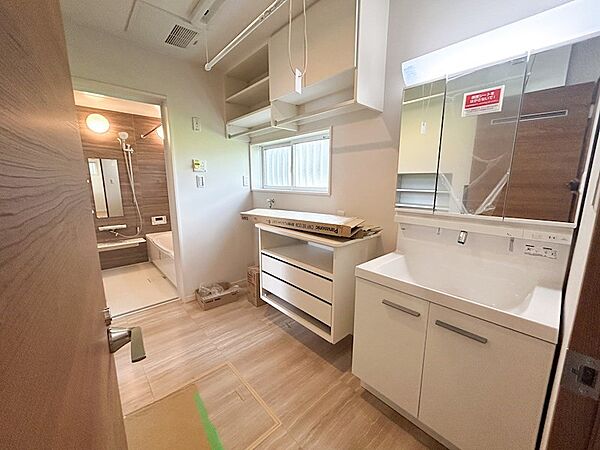 シャワー付洗面台、収納スペースも多く使い勝手が良いです
