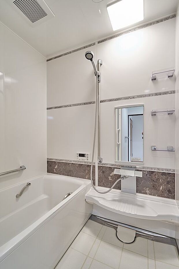 広々とした浴室。シャワーはスライドバー式なのでお好みの高さに変えられます。