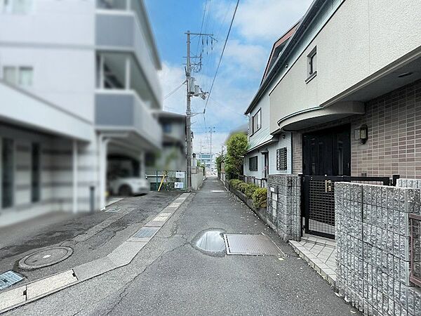 大通りから一本入った場所なので交通量も少なく快適です。