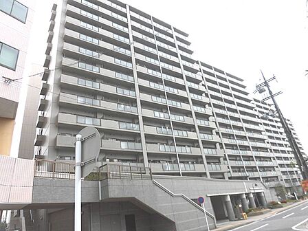 JR草津駅徒歩3分♪2階エントランスから駅改札に直結しています。