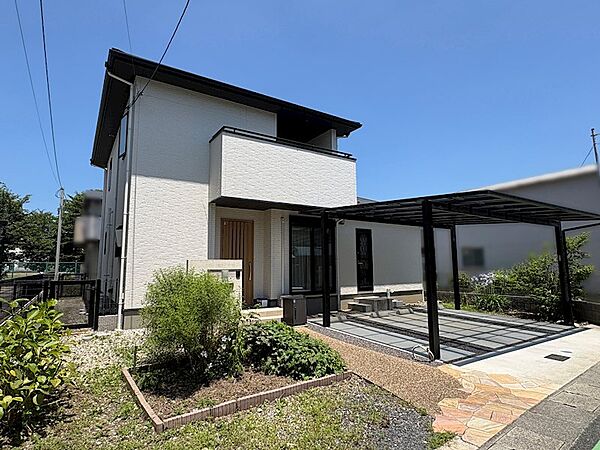 玄関先には宅配BOXが設置されており、カーポート横には家庭菜園のできるスペースもございます。