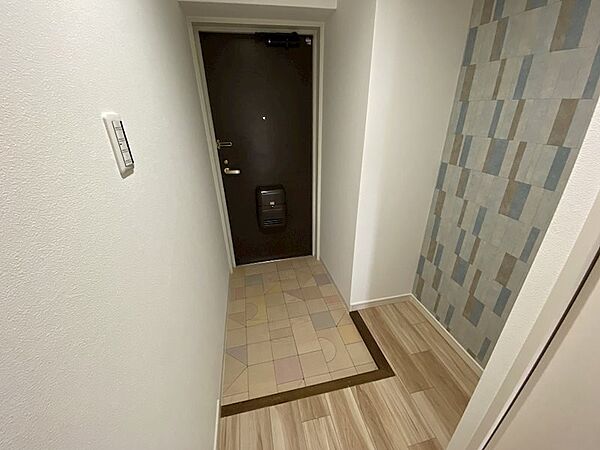 玄関フロア、クロス張替え済みです。