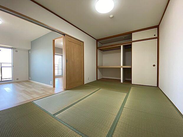 和室は押入にハンガーパイプも設置し、大容量の収納に。