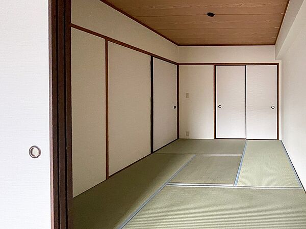押入がる和室