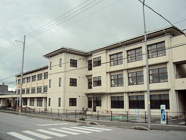彦根市立佐和山小学校（679m）