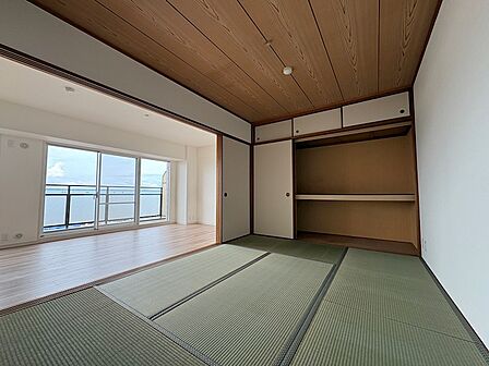 和室は押入タイプで大容量の収納に。