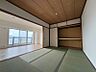 その他：和室は押入タイプで大容量の収納に。