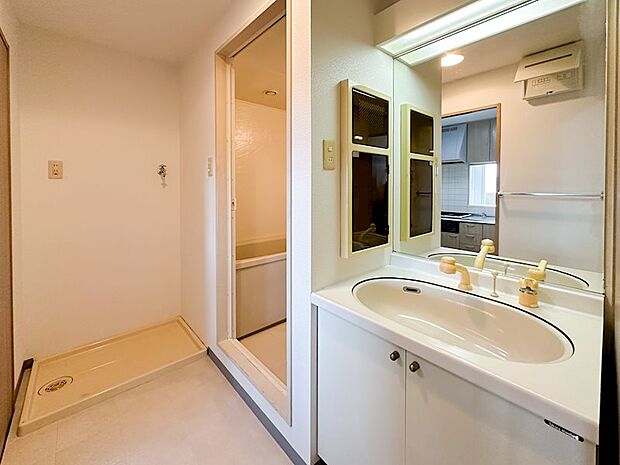 キッチンと廊下へ行き来が出来る便利な2way洗面室です♪