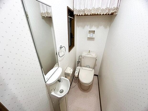 【トイレ/2階】ホワイト系のクロスが施された清潔感のあるトイレです。鏡付きの洗面台が設置されていますので、お子様も手洗いしやすいです◎トイレは1階と2階にあります。