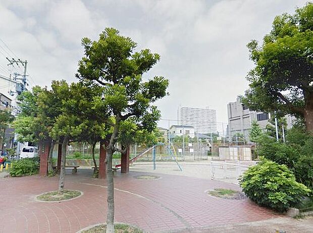 中浜中央公園まで210m 徒歩3分。大阪市高速電気軌道 (Osaka Metro)中央線・今里筋線「緑橋」駅近くの公園です。すべり台・ジャングルジム・砂場が設けられています。