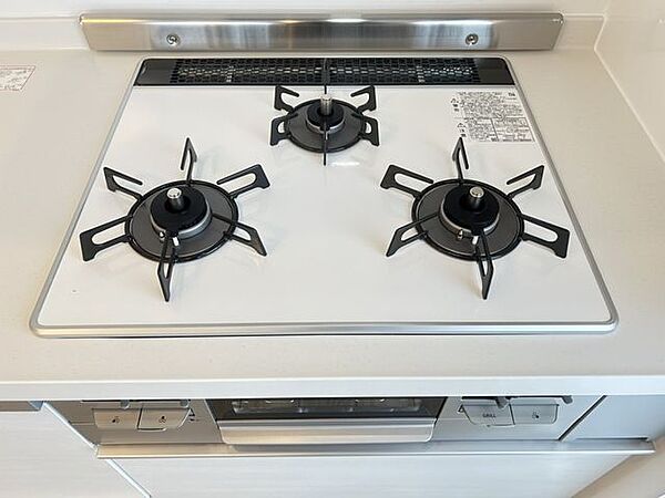 お料理好きに必須の三口コンロお手入れも簡単な仕様です。