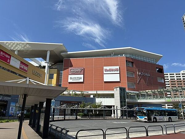ラゾーナ川崎プラザ JR川崎駅直結のファッション、グルメ、シネコン、ジムなどが揃う大型商業施設 500m