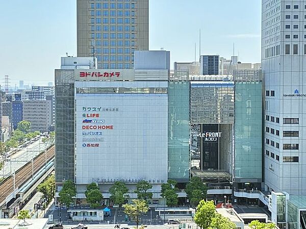 川崎ルフロン JR「川崎」駅東口に位置する複合商業施設。ファッション・雑貨・飲食店をはじめ、日々のお買い物に便利な店舗が揃っています。「川崎水族館（カワスイ）」やスポーツ関連施設などもある暮らしに便…