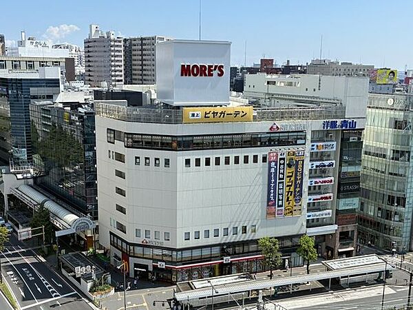 川崎駅東口の「川崎モアーズ」はレストラン街、生鮮食料品街、多彩な専門店のあるショッピング施設 930m
