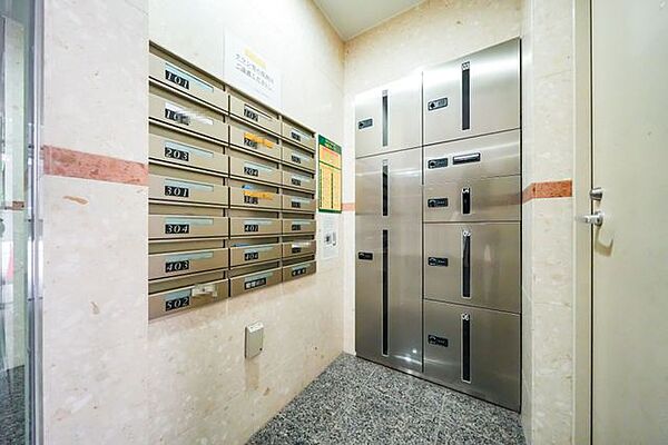 不在時にも荷物が受け取れる宅配ボックス付き