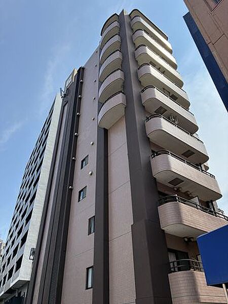 重厚感のある外壁タイル貼りのマンション