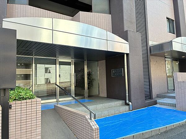 重厚感のある外壁タイル貼りのマンション