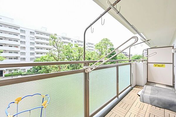 東南向きの明るいバルコニー。