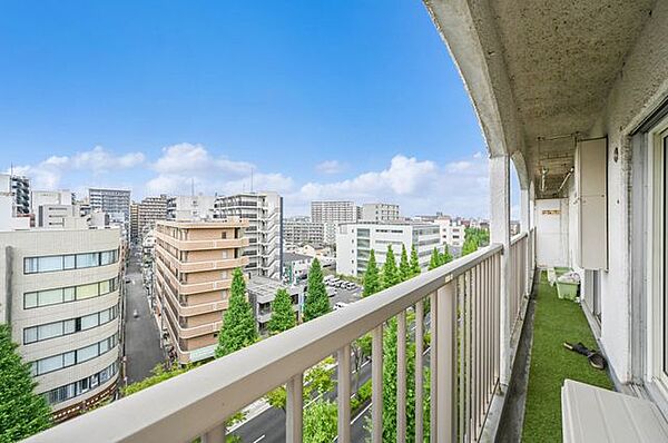 都心の街並みと広い空を望むことができる贅沢なロケーションです。