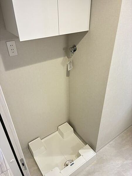 洗濯機置場の上部に収納を設け、洗剤や洗濯用品をすっきり整理。使いたいものをすぐ手に取れる、便利で無駄のない収納スペースです。