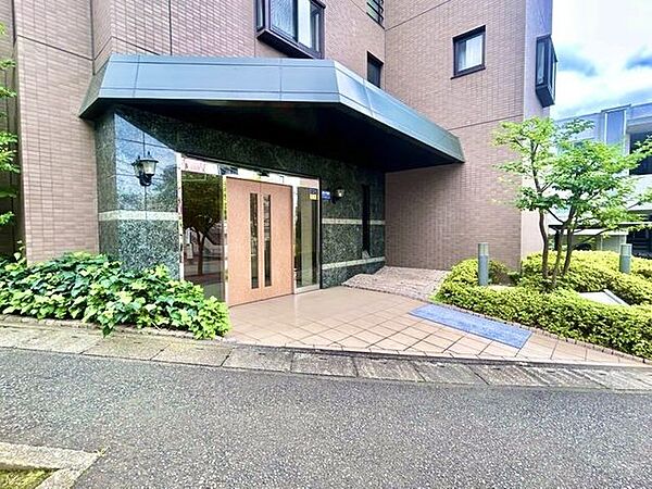 住まいの品格を感じさせる、落ち着いた佇まいのエントランス。細部まで整えられた意匠が印象的で、住まいへ帰るたびに心地よさを感じられる空間です。