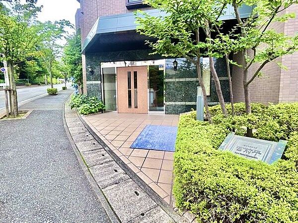 豊かな植栽に彩られた、緑の潤いを感じるエントランス。建物の落ち着いた佇まいと木々の緑が美しく調和し、穏やかに住まいへ迎えてくれます。