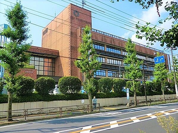 川崎市宮前区役所 各種証明書の発行や住所変更、保険年金など、暮らしに関わる手続きを身近で行える区役所。地域の生活を支える行政サービスの拠点として便利に利用できます 1110m
