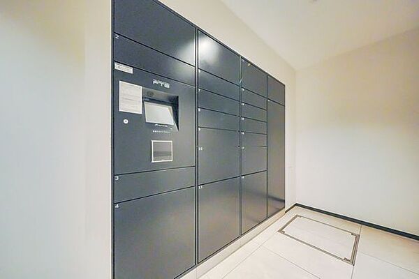 不在時にも荷物が受け取れる宅配BOX付。荷物の受け取りが多い方に便利な設備です。