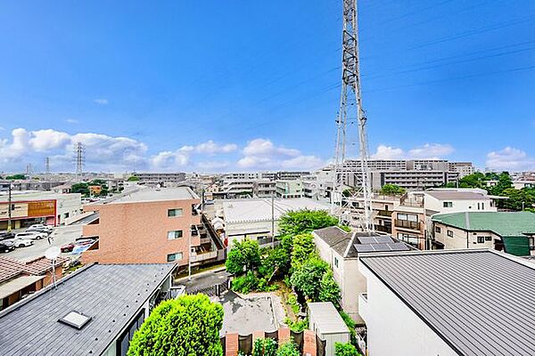 最上階ならではの開放的な眺望。前面に高い建物がなく、空の広がりを感じられます。