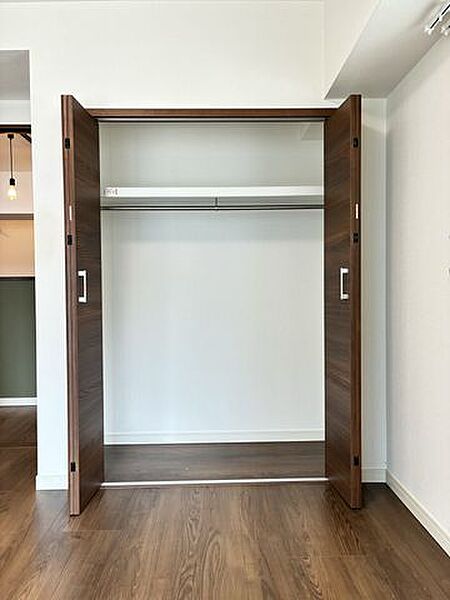 バルコニーに面したお部屋にクローゼットがあることで、洗濯物の収納もスムーズに行なえそうです。