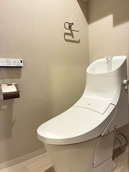 毎日使う場所だからこそ、快適さにこだわりたいトイレ。温水洗浄便座を備え、心地よく使える機能性をプラス。日々の暮らしをさりげなく支えてくれる、うれしい設備です。