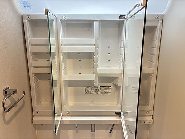 三面鏡の扉を開けば、洗面まわりの小物をまとめて収納できる使い勝手のよい設計。歯ブラシや化粧品などをすっきり収められ、カウンターを広く保てるため、身支度も心地よく整えられます。