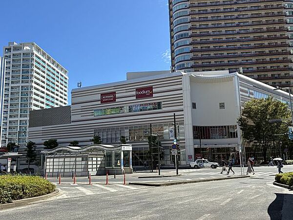foodium武蔵小杉 生鮮食品から惣菜・弁当まで品揃えが充実し、忙しい日の食卓にも頼れるスーパー。駅前の便利な立地に加え、普段使いから手軽な食事まで幅広く応えてくれる、暮らしに身近な存在。 980m