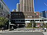 周辺：武蔵小杉東急スクエア 駅直結の利便性を誇る商業施設。日々の買い物に便利な店舗から飲食店、サービスまで揃い、通勤・通学の途中にも立ち寄りやすく、武蔵小杉の暮らしを身近で支えてくれます。 1110m