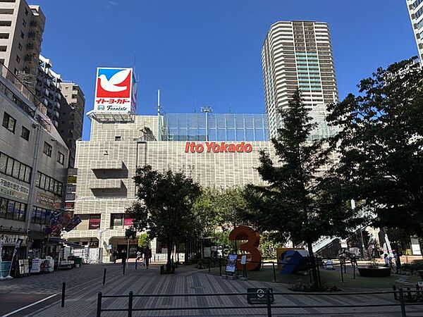 イトーヨーカドー 武蔵小杉駅前店 食品から衣料品、日用品、家電まで幅広く揃う総合スーパー。惣菜や弁当も充実し、日々の食卓から暮らしのアイテムまでまとめて選べる、駅前の便利な買い物スポット。 1210m