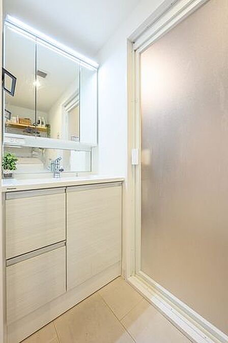 清潔感のある明るい雰囲気の洗面室