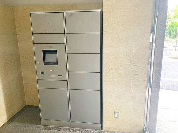 不在時にも荷物が受け取れる宅配BOX付。荷物の受け取りが多い方に便利な設備です。