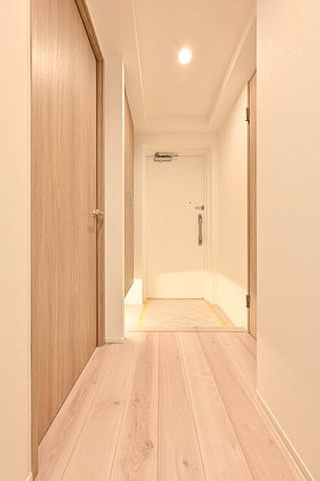 落ち着いた色味のフローリング