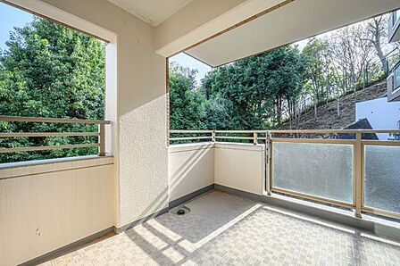 バルコニーは、家族のお布団やシーツもまとめて干せる広さ。お天気が良い日はお洗濯もはかどりそうです。