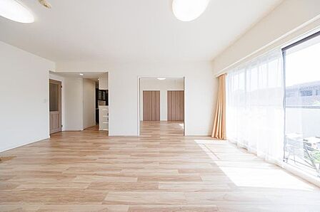 オープンでのびやかな空間を生み出す広々としたLDK。家族との時間を大切にした住空間です。