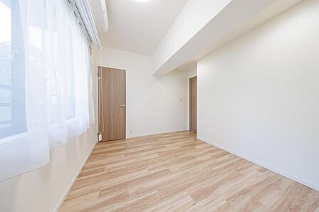 ウォークインクローゼットを備えた収納力のあるお部屋です。