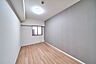 洋室：各部屋に収納有り！ご家族それぞれの荷物の収納に便利です。