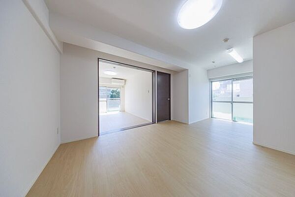 陽当たりと風通しに恵まれた、東南向き角部屋のリビング。