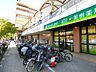 周辺：サウザンド・モール 鹿島田駅に直結した利便性の高い商業施設。スーパーマーケットや飲食店、ドラッグストアなど暮らしに便利な店舗が揃い、駅を利用する際のお買い物や食事にも気軽に立ち寄れます。 570m
