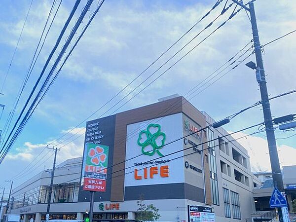 ライフ川崎塚越店 生鮮食品や加工食品、飲料、日用品など幅広い商品を取り揃えるスーパーマーケット。毎日の食材から暮らしに必要なものまで身近で揃えることができ、日常のお買い物に便利な店舗です。 830m